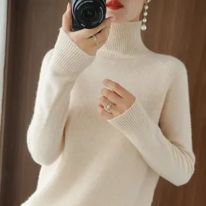 A trendy basic sweater in merino wool and cashmere